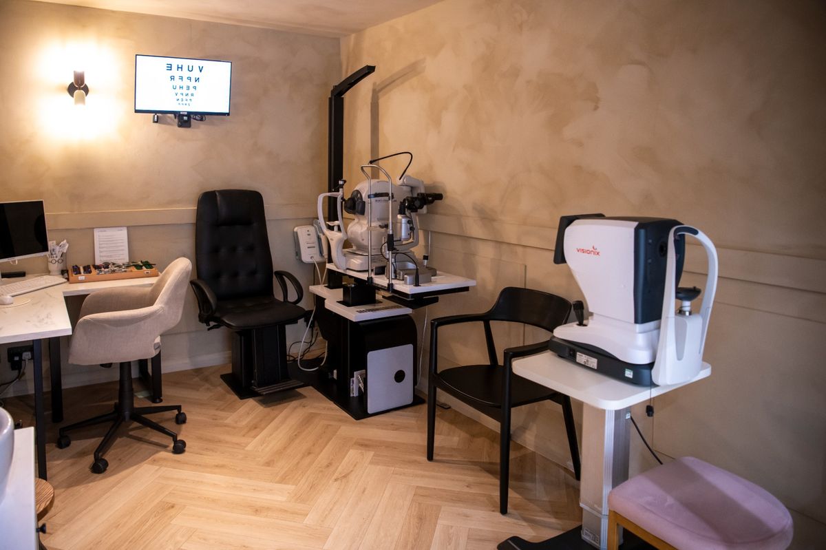 The examination room at Glasses Lab Beckenham
